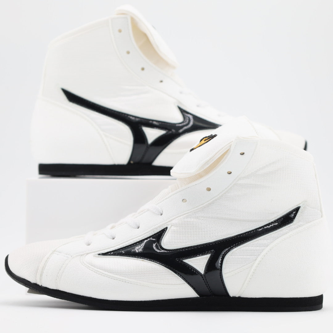 Mizuno Finisher Low boxing shoes in white with black patent logo and black sole