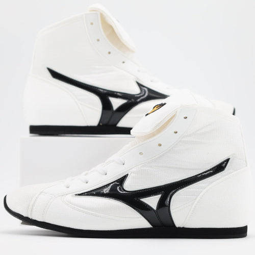 Mizuno Finisher Low boxing shoes in white with black patent logo and black sole