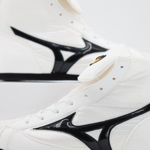 Mizuno Finisher Low boxing shoes white with black logo, fold collar and gold patch detail