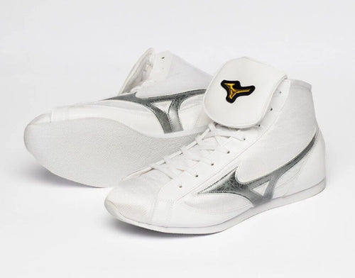 Mizuno Finisher Low boxing shoes in white with silver swoosh, side view