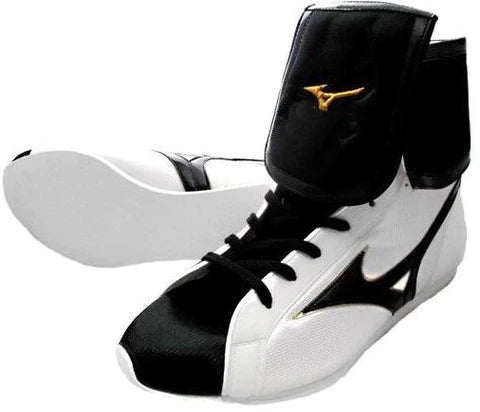 Mizuno Finisher Low boxing shoes in white with black toe cap and gold logo
