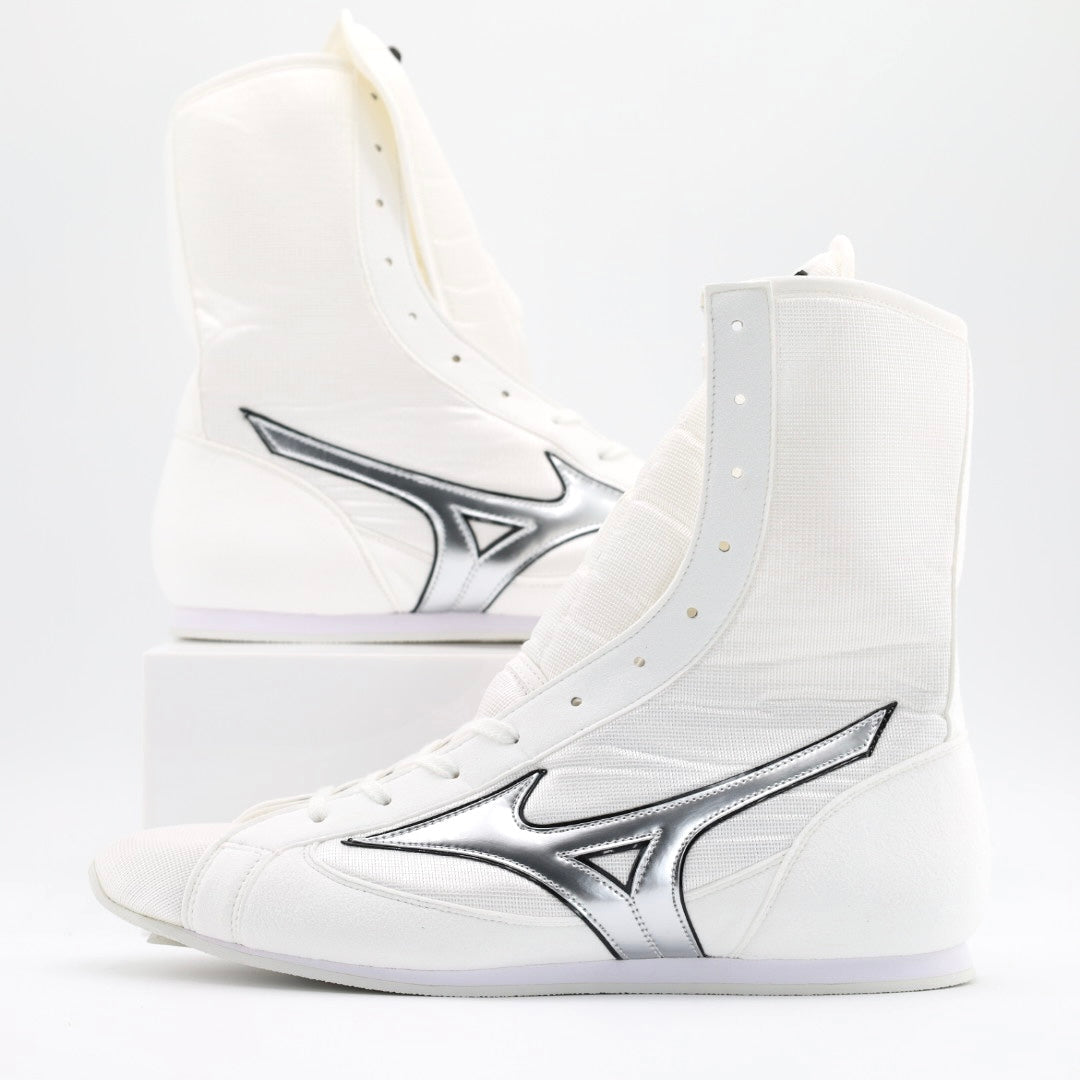 Mizuno Finisher MID boxing shoes in white with metallic silver logo