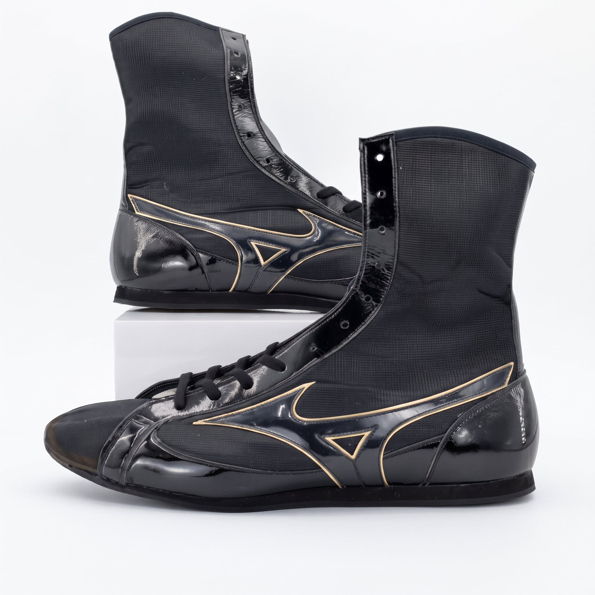 Minuzo boxing shoes black with white background