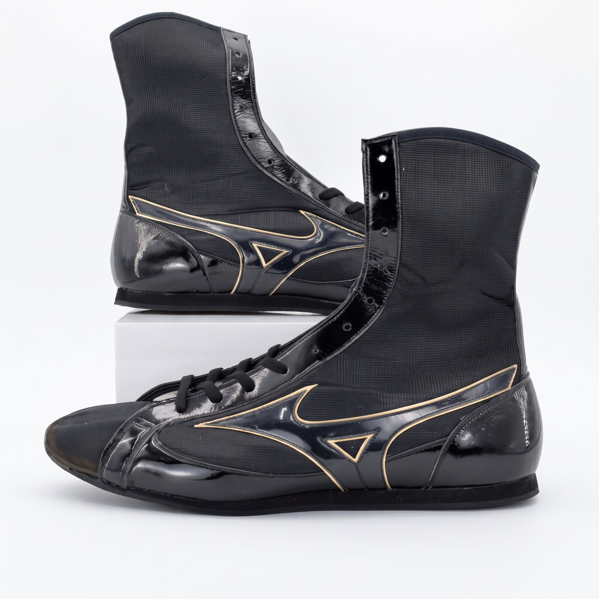 Minuzo boxing shoes black with white background